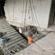 待所（suǒ）有人員遠離建築（zhù）混凝土拆除物高度二倍以（yǐ）上的距離後（hòu）